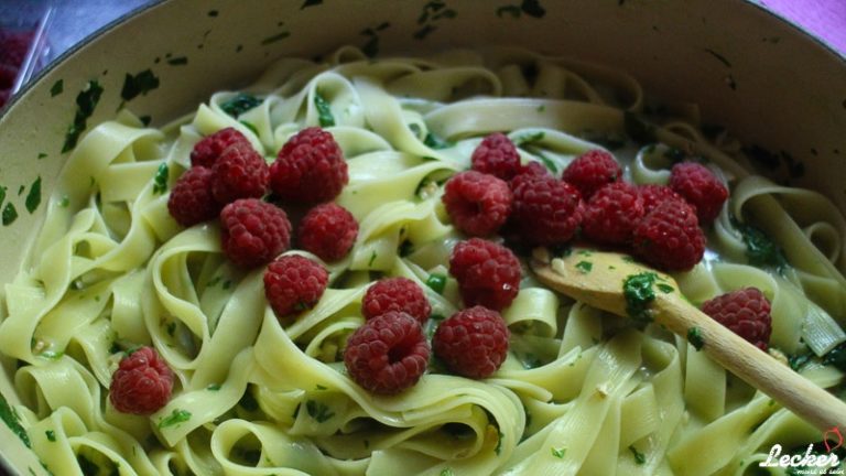 One Pot Pasta mit Gorgonzola, Spinat, Himbeeren und Walnüssen