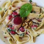 One Pot Pasta mit Gorgonzola, Spinat, Himbeeren und Walnüssen