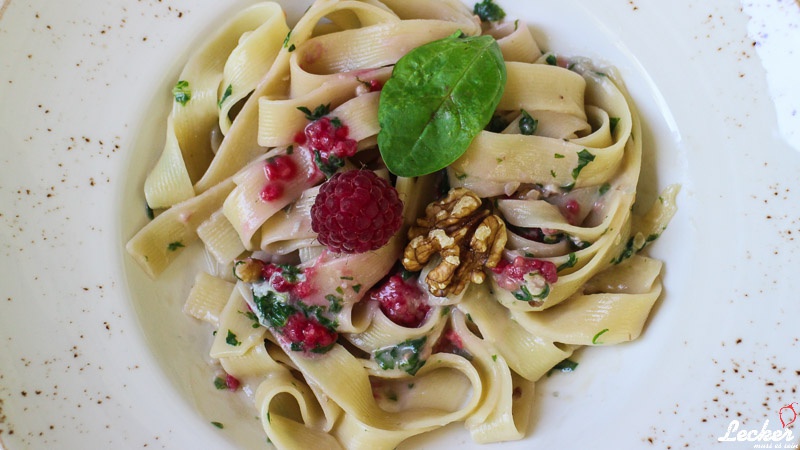 One Pot Pasta mit Gorgonzola, Spinat, Himbeeren und Walnüssen