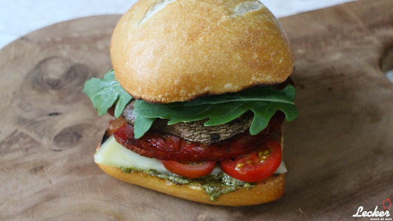 Portobello Burger mit Pestomayonnaise, Ventricina und Caciocavallo