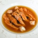 Spicy Fond mit Sashimi vom Eismeersaibling