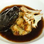 Sauerbraten von Kalbsbäckchen mit Serviettenknödel und gebratenem Blumenkohl