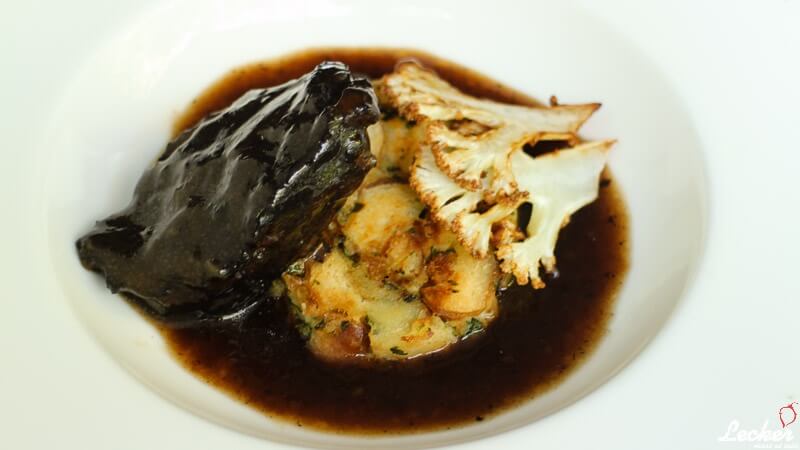 Sauerbraten von Kalbsbäckchen mit Serviettenknödel und gebratenem Blumenkohl