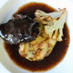 Sauerbraten von Kalbsbäckchen mit Serviettenknödel und gebratenem Blumenkohl