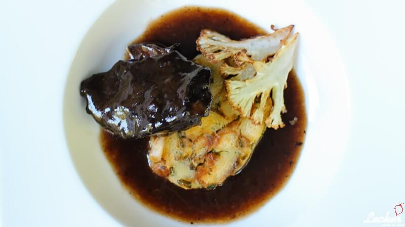 Sauerbraten von Kalbsbäckchen mit Serviettenknödel und gebratenem Blumenkohl