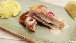Cordon bleu mit Kartoffelstampf und Preiselbeer Hollandaise Cordon bleu mit Kartoffelstampf und Preiselbeer Hollandaise