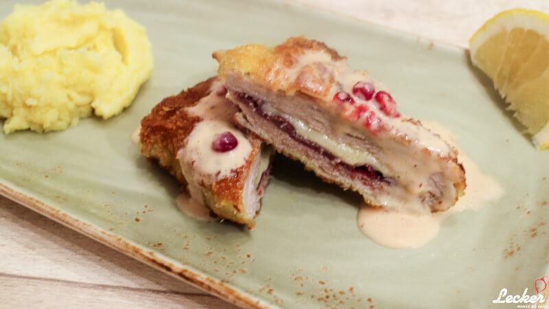 Cordon bleu mit Kartoffelstampf und Preiselbeer Hollandaise