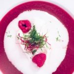 Rote Bete-Himbeer-Suppe mit Vanille-Sahne