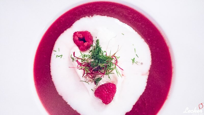 Rote Bete-Himbeer-Suppe mit Vanille-Sahne