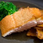 Glen Douglas Lachs von der Whisky Planke mit Süßkartoffelchips und Gomo Wakame