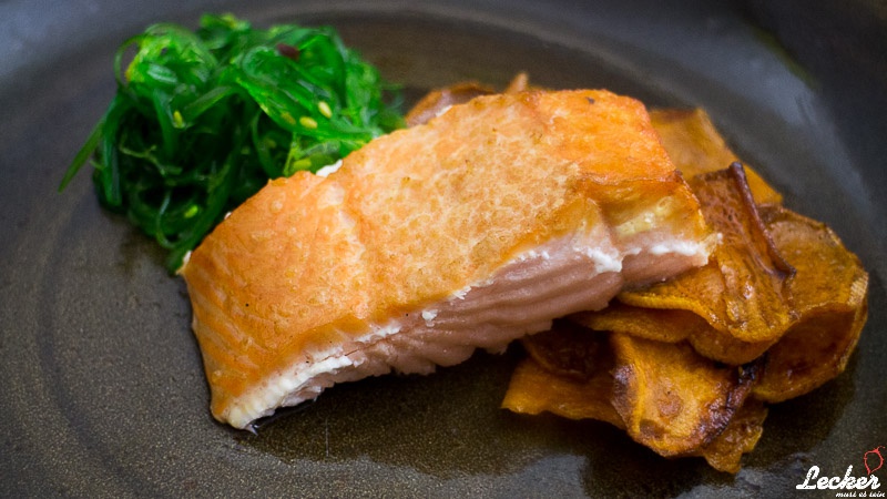 Glen Douglas Lachs von der Whisky Planke mit Süßkartoffelchips und Gomo Wakame