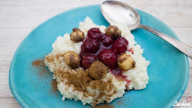 Milchreis mit Portweinkirschen und Macadamianüssen