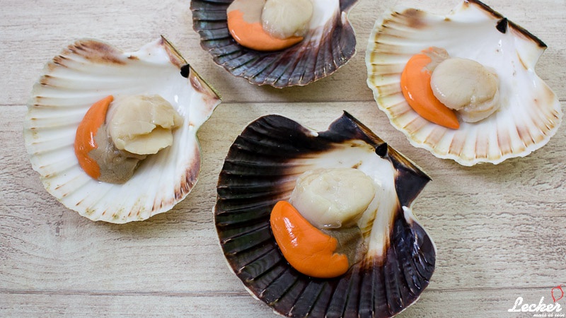 Überbackene Jakobsmuscheln mit Rogen und Grappa