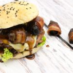 Wildschweinburger mit Preiselbeersauce und Backpflaumen