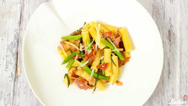 Rigatoni mit Buschbohnen in Salbeibutter