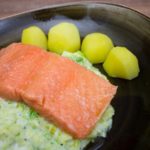 Confierter Lachs auf Rahmwirsing mit Salzkartoffeln