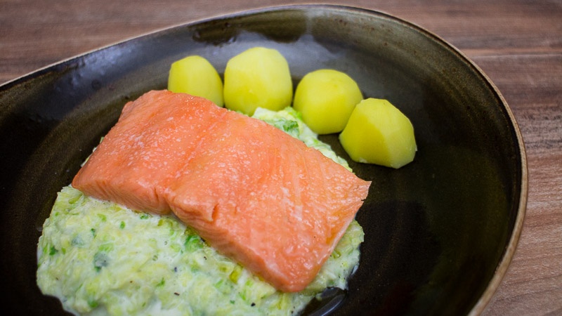 Confierter Lachs auf Rahmwirsing mit Salzkartoffeln