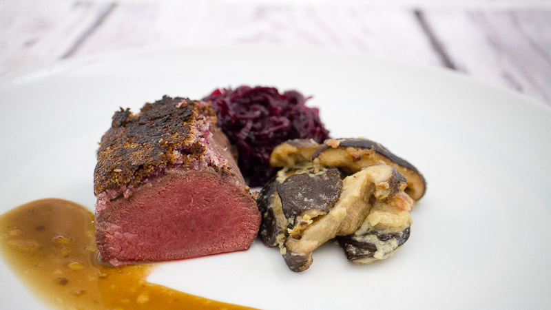 Rehrücken mit Kruste, Rotkohl und Shiitake