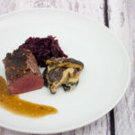 Rehrücken mit Kruste, Rotkohl und Shiitake