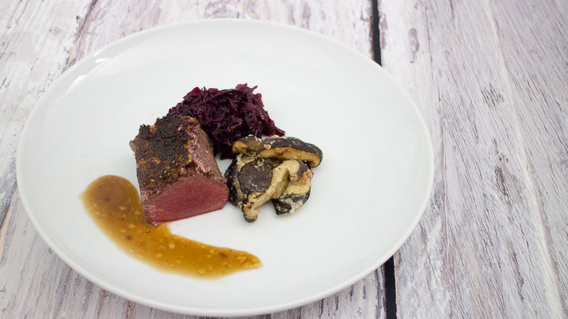 Rehrücken mit Kruste, Rotkohl und Shiitake