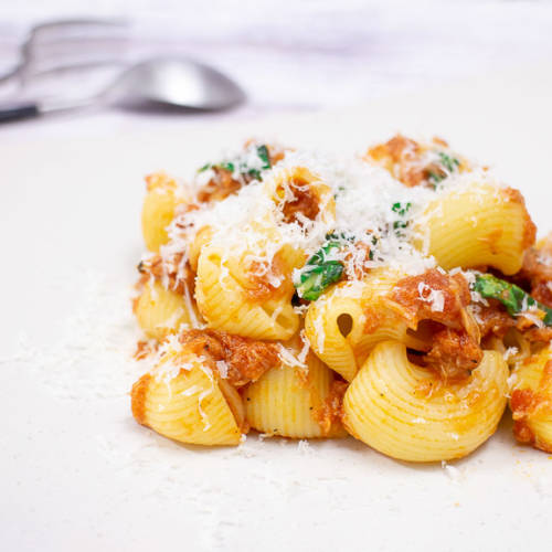 Pasta mit Thunfisch und Basilikum