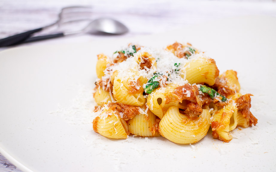 Pasta mit Thunfisch und Basilikum