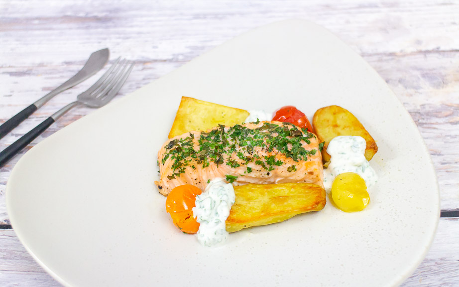 Kräutriger Lachs vom Blech mit Kartoffeln, Kirschtomaten und Kräuterdip