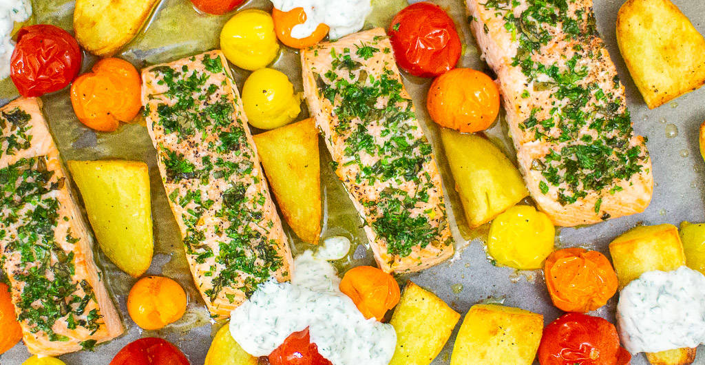 Kräutriger Lachs vom Blech mit Kartoffeln, Kirschtomaten und Kräuterdip