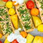 Kräutriger Lachs vom Blech mit Kartoffeln, Kirschtomaten und Kräuterdip