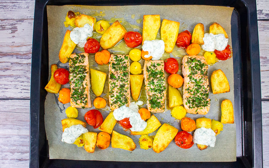 Kräutriger Lachs vom Blech mit Kartoffeln, Kirschtomaten und Kräuterdip