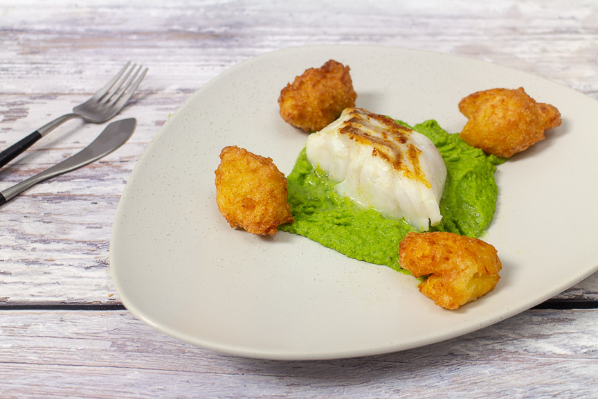 Skrei mit Erbsenpürree und Kartoffelkrapfen