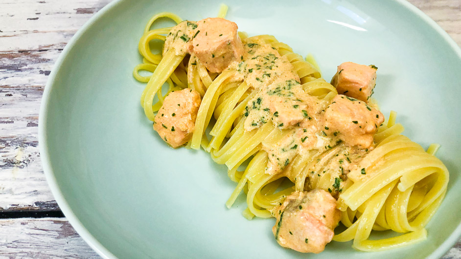 Pasta mit Lachs Sahne Sauce - Leckere Koch &amp; Grill Rezepte