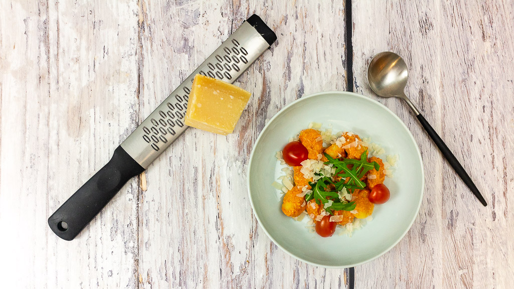 Gnocchi mit cremiger Tomaten-Mascarpone-Sauce, Rucola und Kirschtomaten