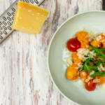 Gnocchi mit cremiger Tomaten-Mascarpone-Sauce, Rucola und Kirschtomaten