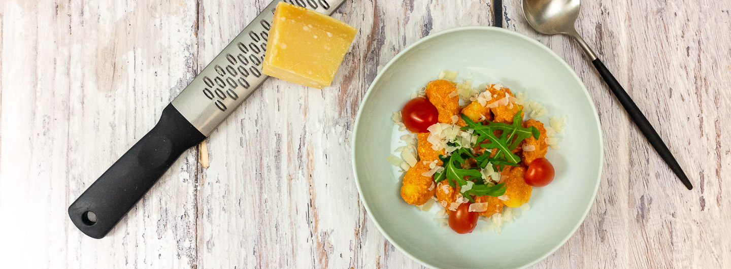 Gnocchi mit cremiger Tomaten-Mascarpone-Sauce, Rucola und Kirschtomaten