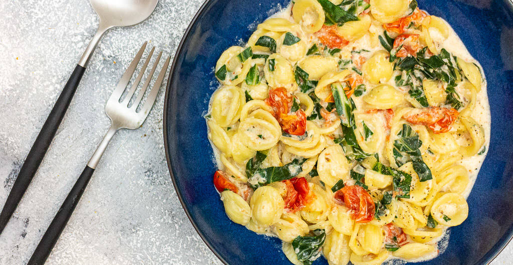 Cremige Pasta mit Mangold und Tomaten