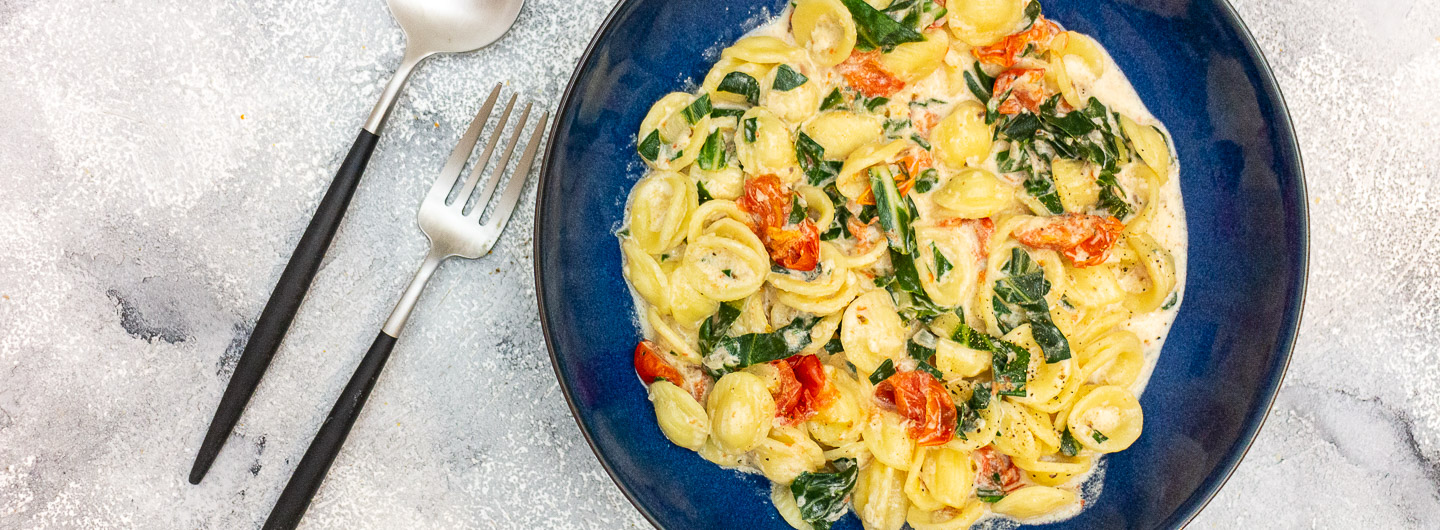 Cremige Pasta mit Mangold und Tomaten