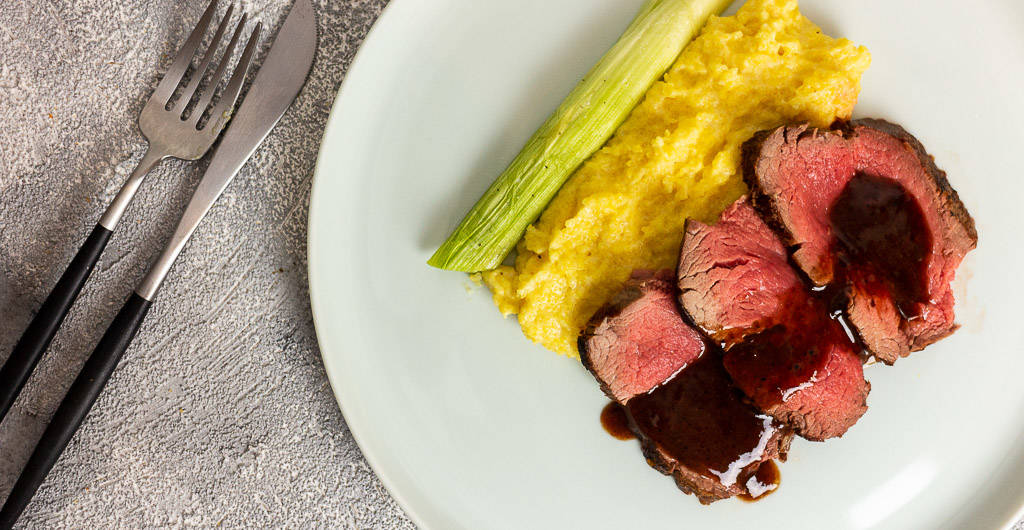 Rinderfilet mit Polenta, gebackenem Lauch und Portweinsauce