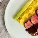 Rinderfilet mit Polenta, gebackenem Lauch und Portweinsauce