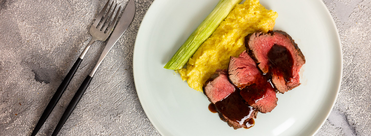 Rinderfilet mit Polenta, gebackenem Lauch und Portweinsauce