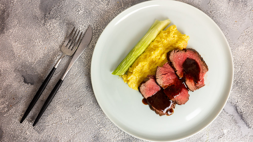 Rinderfilet mit Polenta, gebackenem Lauch und Portweinsauce