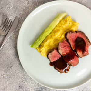 Rinderfilet mit Polenta, gebackenem Lauch und Portweinsauce