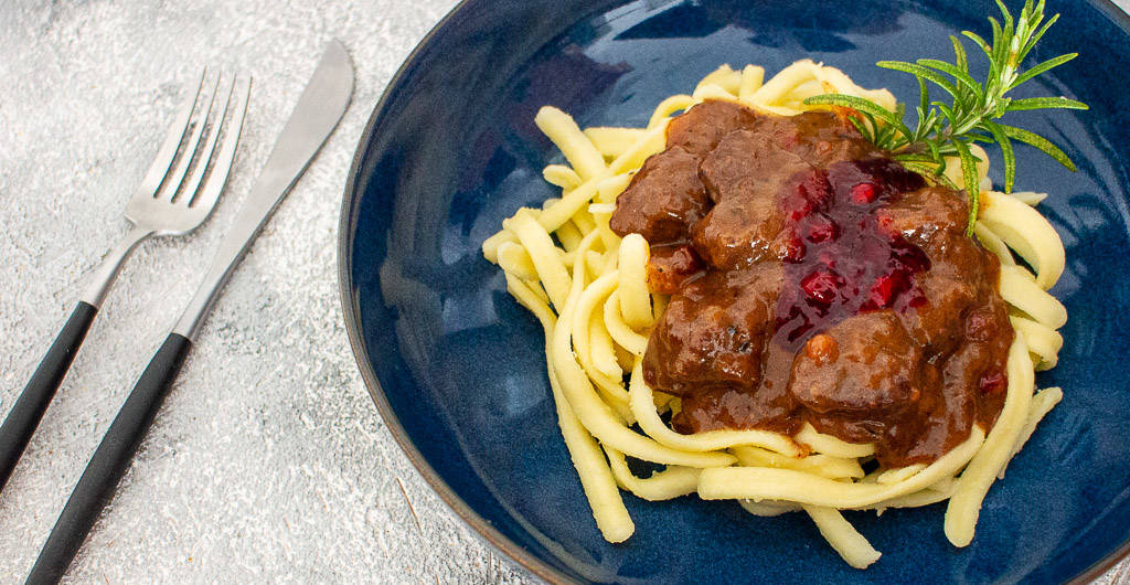 Elchgulasch mit Preiselbeeren