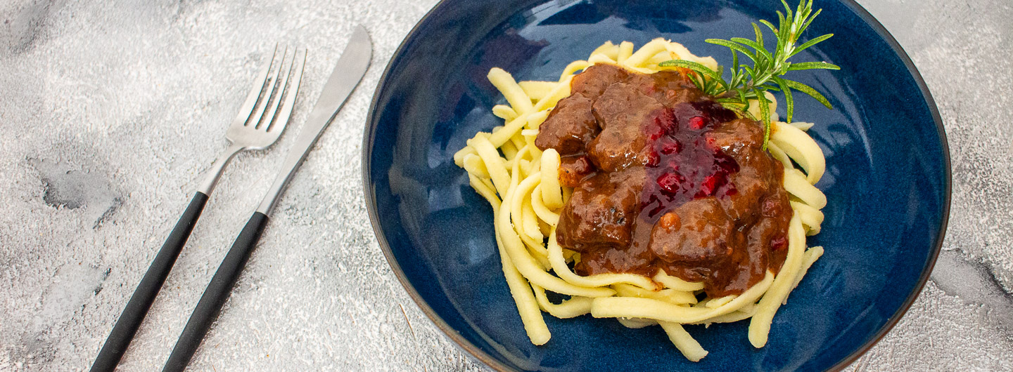 Elchgulasch mit Preiselbeeren