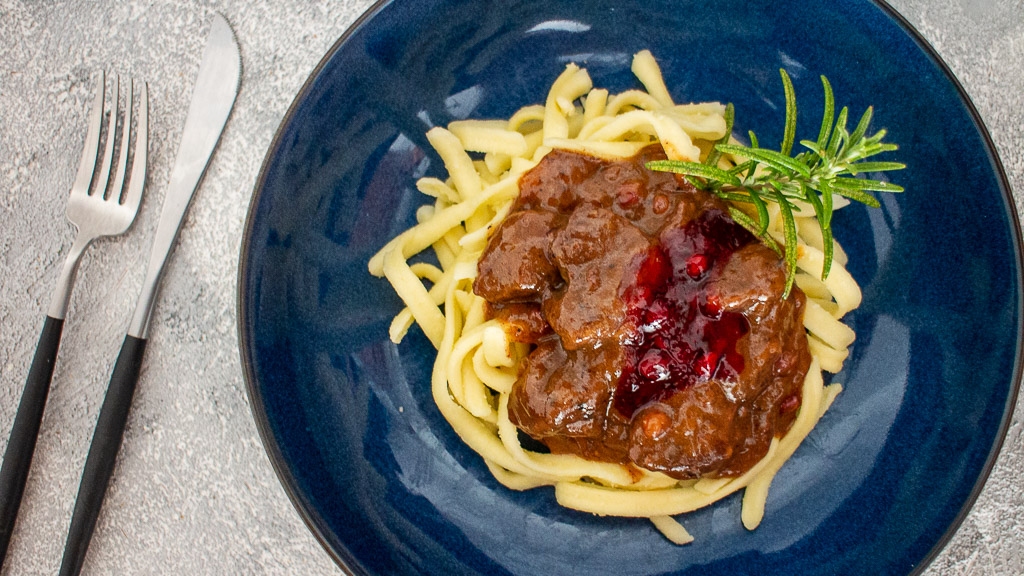 Elchgulasch mit Preiselbeeren