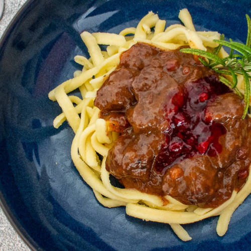 Elchgulasch mit Preiselbeeren