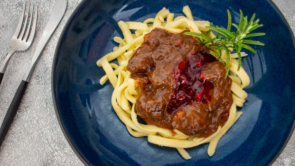 Elchgulasch mit Preiselbeeren