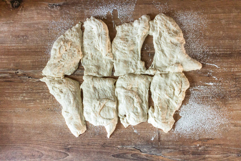 Einfache Dinkelbrötchen über Nacht - aufgeteilt