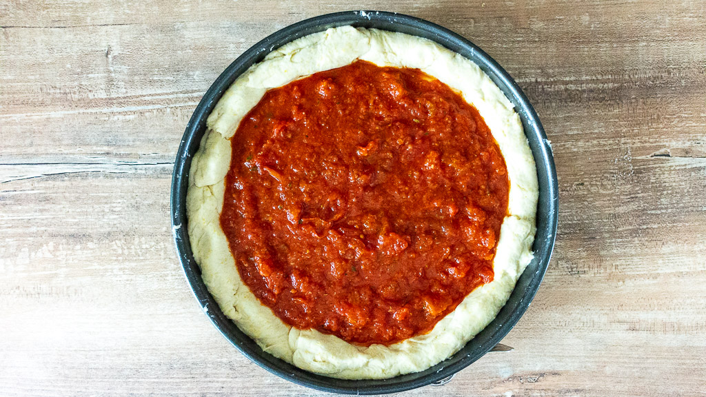 Chicago Style Deep Dish Pizza - vor dem Backen