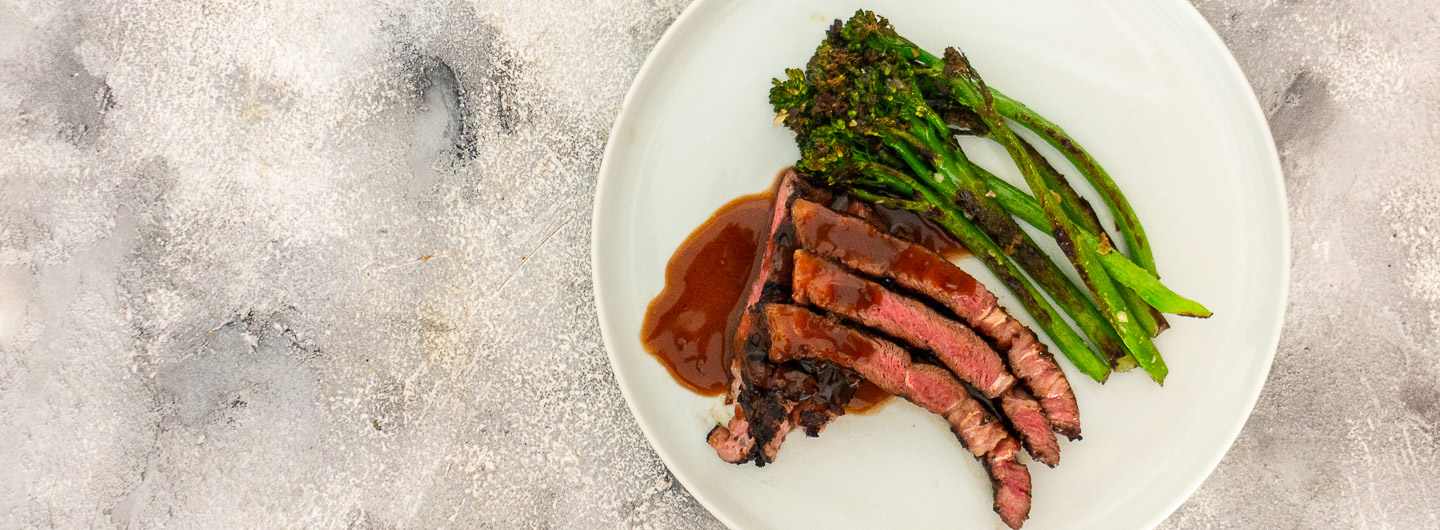 Hoisin-Steak mit gebratenem Brokkolini